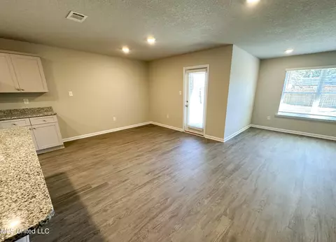 3204 N 7th St, Ocean Springs, MS 39564