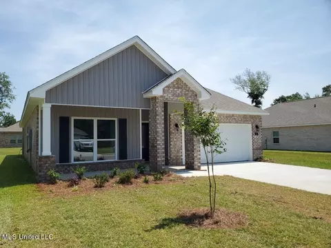 65 Saltmeadow Cir, Ocean Springs, MS 39564
