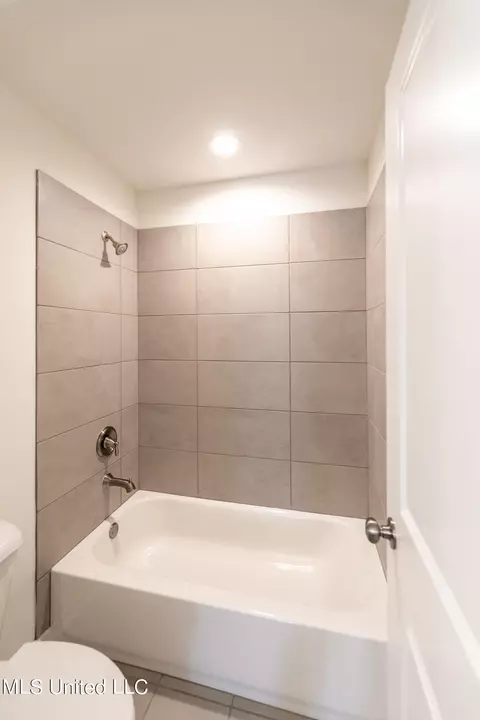 Bath - 3495 Kreunen St, Nesbit, MS 38651 photo 7 of 9