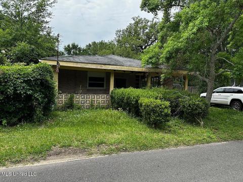 420 Washington St, Bay Saint Louis, MS 39520