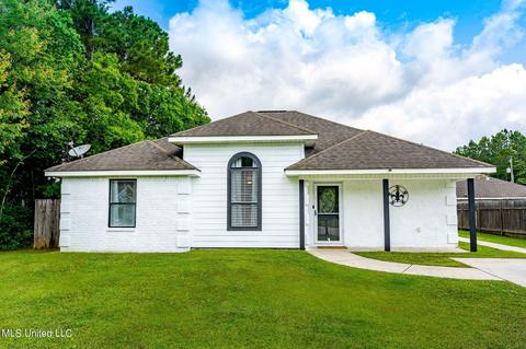 226 Dogwood St, Waveland, MS 39576