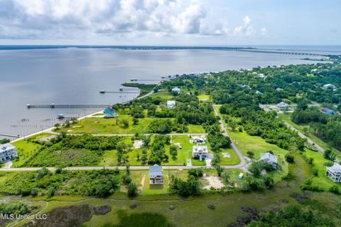 113 Pine Tree St, Bay Saint Louis, MS 39520