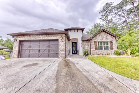 1048 Main St, Ocean Springs, MS 39564