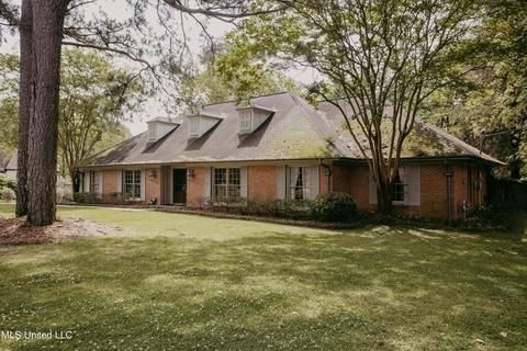 2680 Lake Cir, Jackson, MS 39211