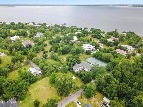 117 Boardman Ave, Bay Saint Louis, MS 39520
