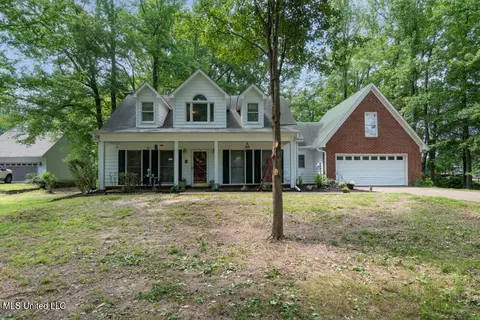 12 Oak Grove Dr, Byhalia, MS 38611