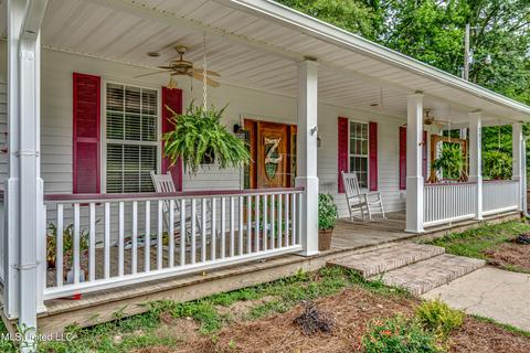 7011 Terry Rd, Terry, MS 39170