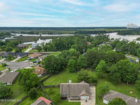 10620 S Oak Crest Dr, Biloxi, MS 39532