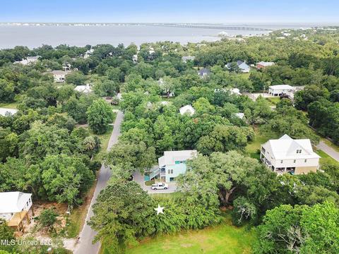 230 Leonhard Ave, Bay Saint Louis, MS 39520
