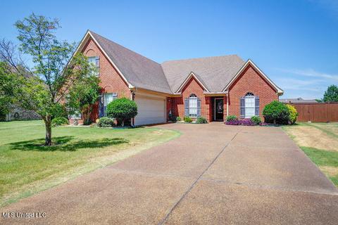 1905 Grand Manor Dr, Hernando, MS 38632