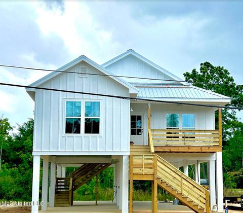 204 Piney Ridge Dr, Waveland, MS 39576