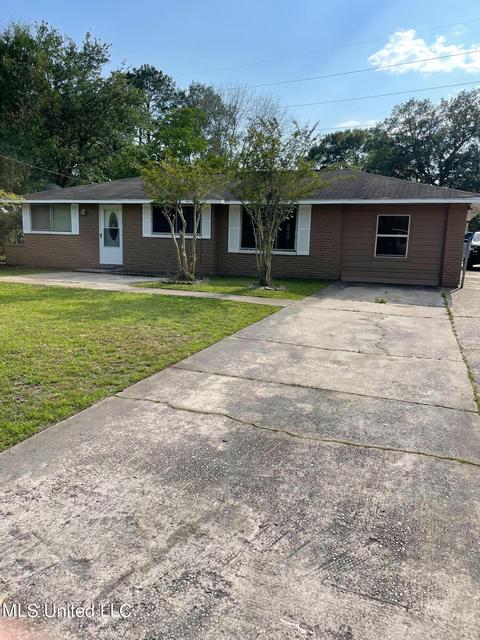 4303 Robinhood Dr, Pascagoula, MS 39581
