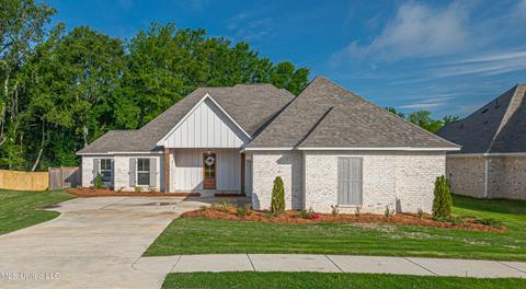 109 Ashby Rdg Dr, Canton, MS 39046