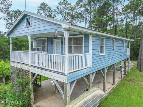 145 Canal St, Pass Christian, MS 39571