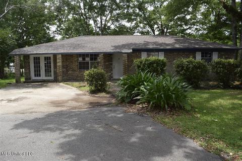 1617 Bayou Vista St, Gautier, MS 39553
