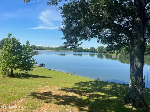 8611 W Lake Shore Dr, Southaven, MS 38671