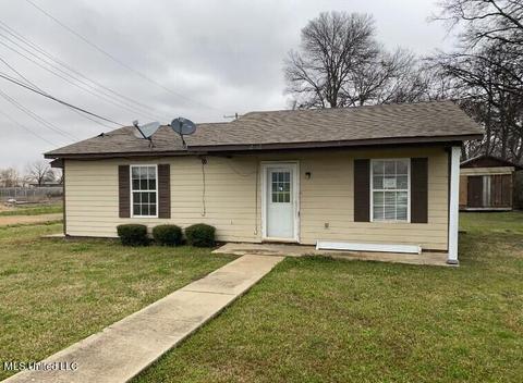 212 South St, Belzoni, MS 39038