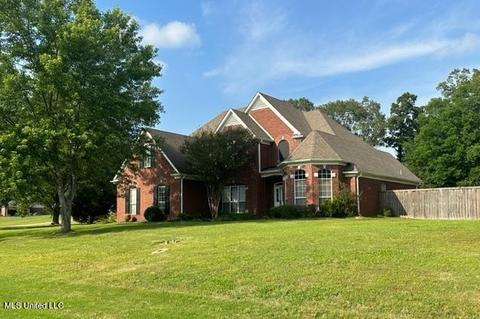 1890 Planters Dr, Olive Branch, MS 38654