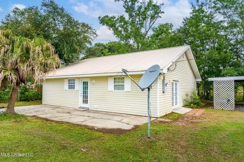 7127 Holly St, Bay Saint Louis, MS 39520