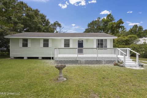 631 Saint Joseph St, Waveland, MS 39576