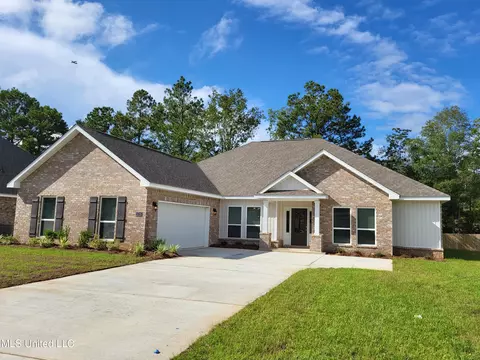 15725 Poydras Cir, Biloxi, MS 39532
