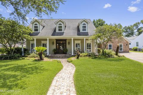 28 Old Oak Ln, Gulfport, MS 39503