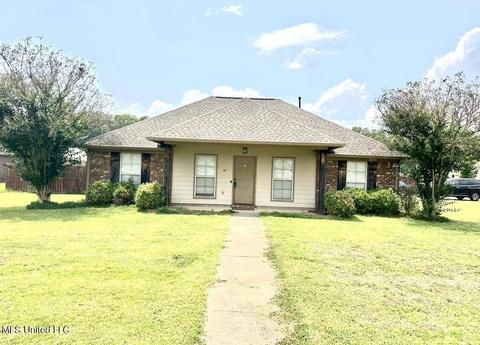 223 Oak Park Xing, Pearl, MS 39208