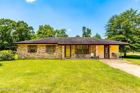 613 Oak St, Lumberton, MS 39455