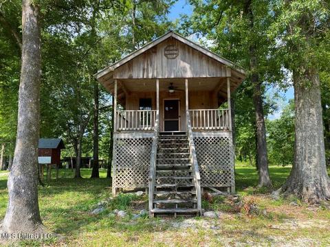 135 Riverside Dr, Picayune, MS 39466