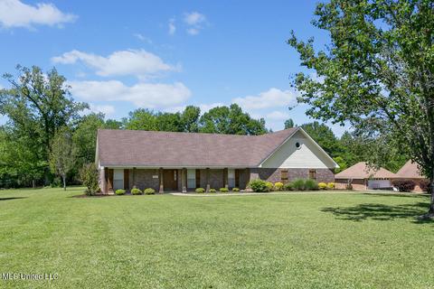 1867 Jayroe Dr, Byram, MS 39272