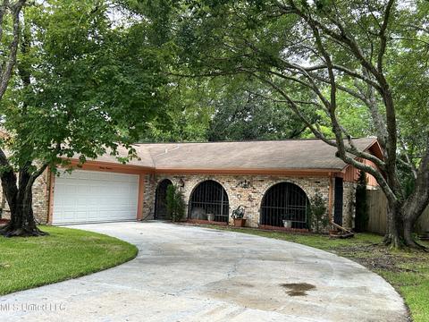 1300 Cornwall Dr, Ocean Springs, MS 39564