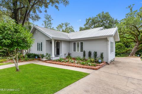 1408 Calhoun Ave, Ocean Springs, MS 39564