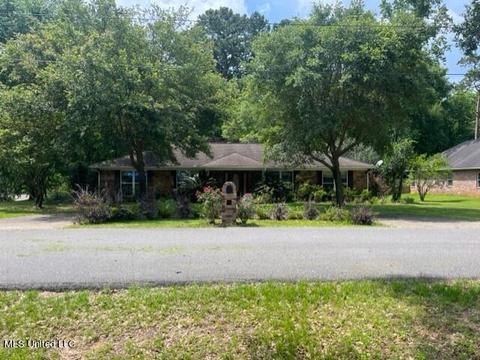 8601 Bayou Castelle Dr, Gautier, MS 39553