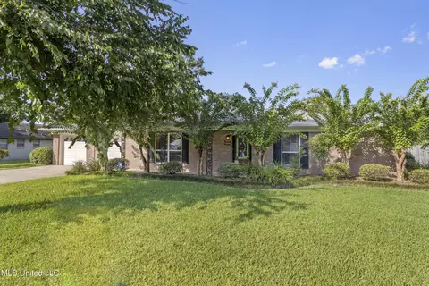 1313 Queen Park Cir, Ocean Springs, MS 39564