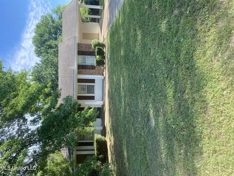 3380 Greenway Dr, Horn Lake, MS 38637