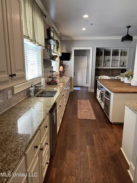 Kitchen - 118 Oakridge Trl, Flowood, MS 39232 photo 1 of 11