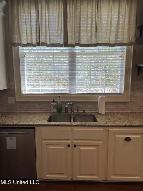 Kitchen - 118 Oakridge Trl, Flowood, MS 39232 photo 8 of 11