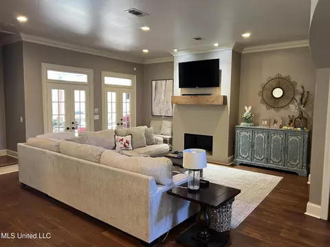 Living - 118 Oakridge Trl, Flowood, MS 39232 photo 2 of 5
