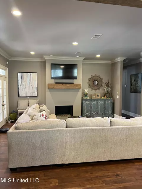 Living - 118 Oakridge Trl, Flowood, MS 39232 photo 1 of 5