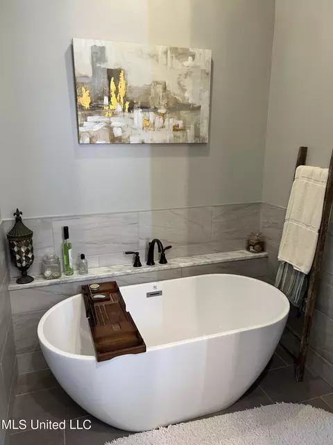 Bath - 118 Oakridge Trl, Flowood, MS 39232 photo 1 of 7