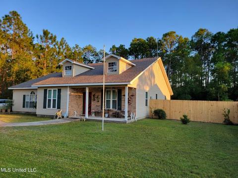 601 Hogan St, Waveland, MS 39576