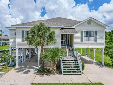 411 Royal Oak Dr, Pass Christian, MS 39571