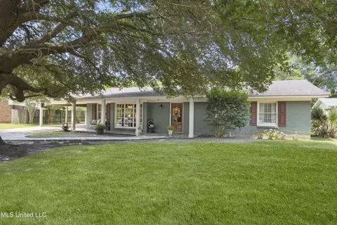 2121 Soundview Dr, Gautier, MS 39553