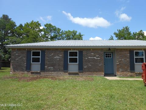 1804 Victoria Dr, Gautier, MS 39553