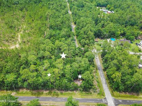 4023 Pacific St, Waveland, MS 39576