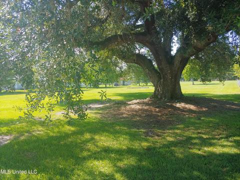 106 North St, Waveland, MS 39576