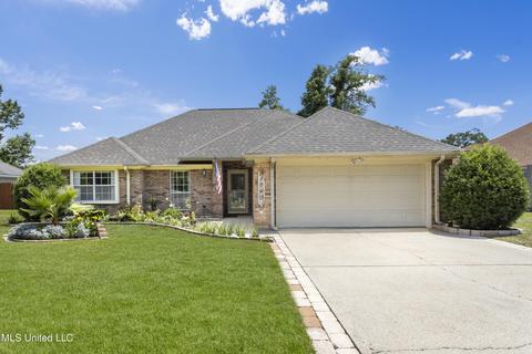 1049 Pine St, Gulfport, MS 39507