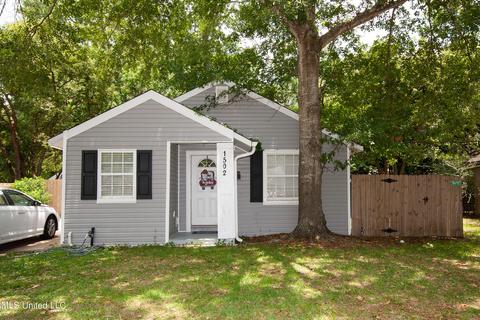 1502 Cherubusco St, Pascagoula, MS 39567