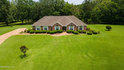 2084 Owens Oak Dr, Jackson, MS 39212