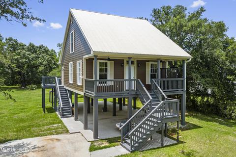 3057 Washington St, Bay Saint Louis, MS 39520